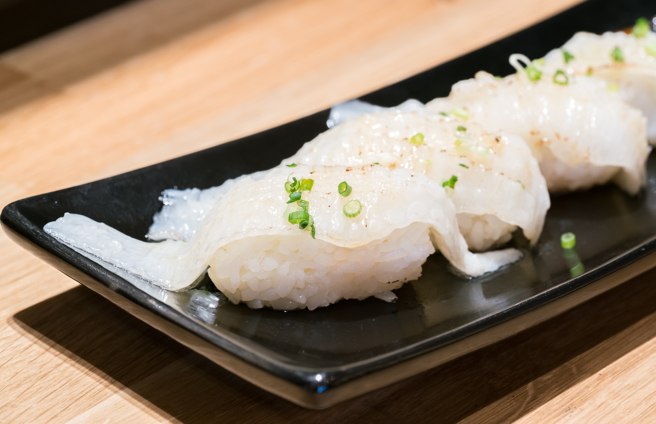 东京保健所调查后，从午餐提供的比目鱼握寿司中检查出了寄生虫——库道虫，确定了这就是食物中毒的起因。(图:shutterstock/达志)