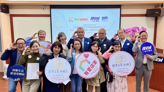基隆在地卫浴业者一太e卫浴董事长洪团樟（后排右四）10日邀请市府专人现场训练及辅导观光工厂园区第一线人员，期将园区打造成为全国首家「听觉友善」空间的观光工厂。（基隆市社会处提供／徐佑升基隆传真）