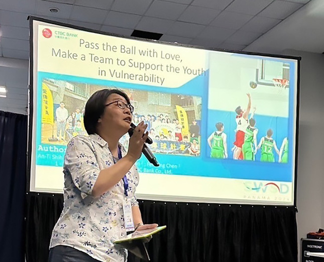 「愛傳球」專案獨特性受國際組織認可，協助此專案的顧問－國立臺北大學社會工作學系施侒玓助理教授日前於「2024年社會工作教育與社會發展世界聯合會議」與來自全球各地約80個國家、逾千位社工及學者專家分享專案成效。(中國信託銀行提供)