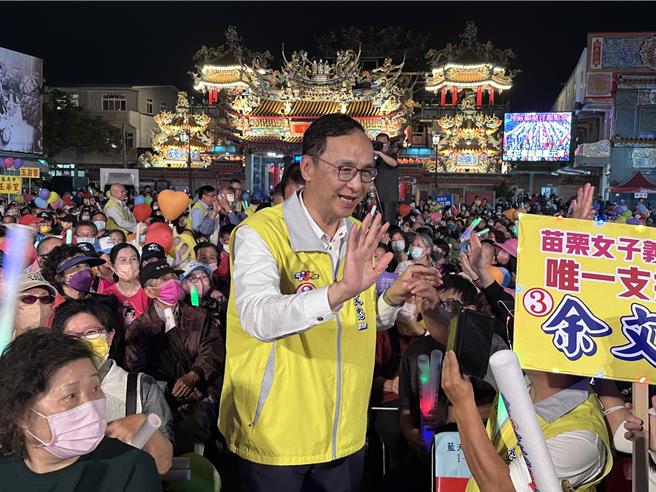 國民黨主席朱立倫與鄉親互動。（國民黨中央黨部提供／李京昇苗栗傳真）