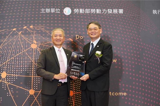 劳动力发展署长蔡孟良（左）颁发TTQS训练品质金牌，由桃竹苗分署长赖家仁（右）代表领奖。（桃竹苗分署提供／蔡明亘桃园传真）