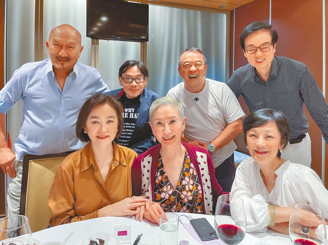 林青霞（前排左起）、施南生、張艾嘉、麥嘉（後排左起）、泰迪羅賓、曾志偉、黃百鳴前不久在香港歡聚。（林青霞提供）