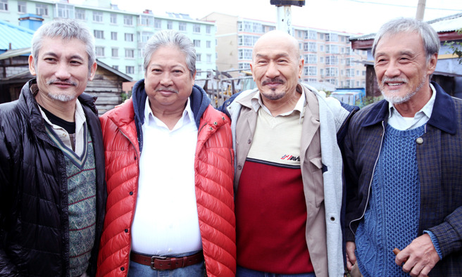 麦嘉（右二）和洪金宝（左二）获得1983年香港电影金像奖最佳男主角。（图／中时资料照）