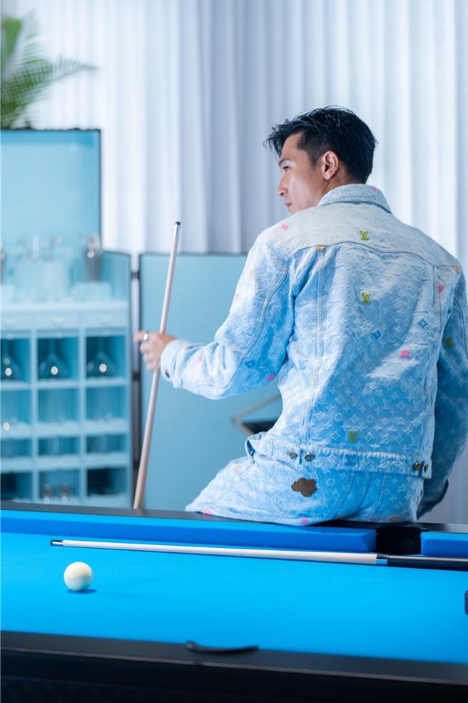 LV典藏工藝展也展出經典撞球檯，邱澤也忍不住手癢下場打一竿。（吳松翰攝）
