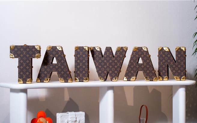 TAIWAN字樣的硬殼行李箱相當受到矚目。（吳松翰攝）