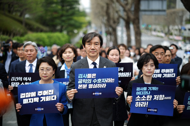 南韩祖国革新党创党人曹国（前排中），11日率领同党国会议员当选人在首尔要求检方彻查第一夫人金建希。（路透）