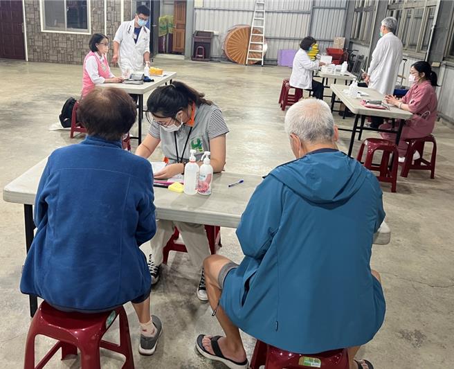 台北市衛生局指示台北市立聯合醫院陽明院區醫療團隊，於今（11）日晚間前往溪山里里辦公處設置臨時醫療站。（台北市衛生局提供／劉瑋晴台北傳真）