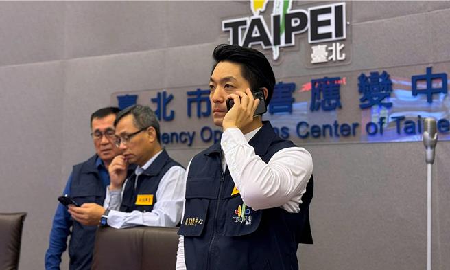 针对士林区溪山里11日下午陆续传出许多民眾上吐下泻，台北市长蒋万安11日表示，经自来水处检验当地水源大肠杆菌超标，目前正在厘清原因，自来水处也紧急开设4个安全水源取水点，并呼吁当地有症状的民眾尽速就医。（摘自蒋万安脸书／丁上程台北传真）