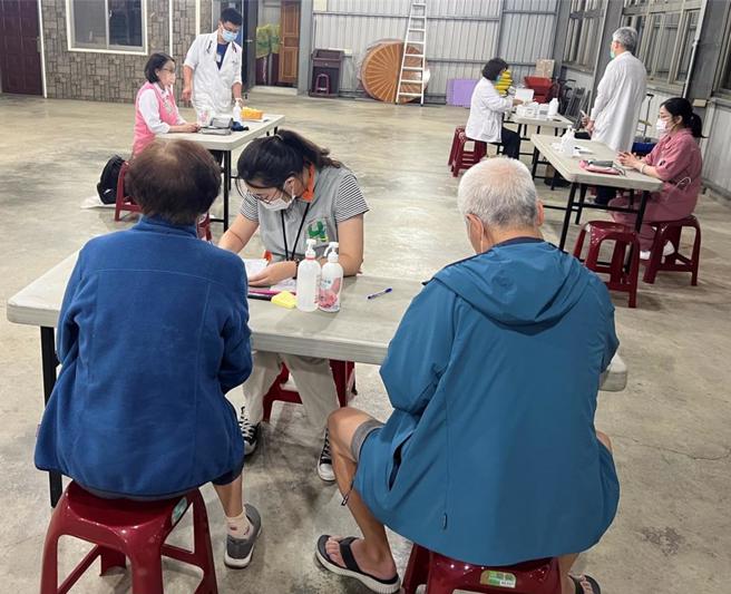 台北市卫生局指示台北市立联合医院阳明院区医疗团队，于今（11）日晚间前往溪山里里办公处设置临时医疗站。（台北市卫生局提供／刘玮晴台北传真）