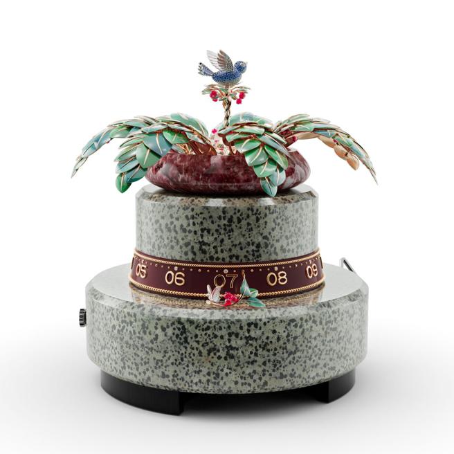 梵克雅寶非凡工藝臻品自動機械座鐘「Apparition des Baies」，當花朵綻放時，花中鳥兒會振翅飛舞。（Van Cleef & Arpels提供）
