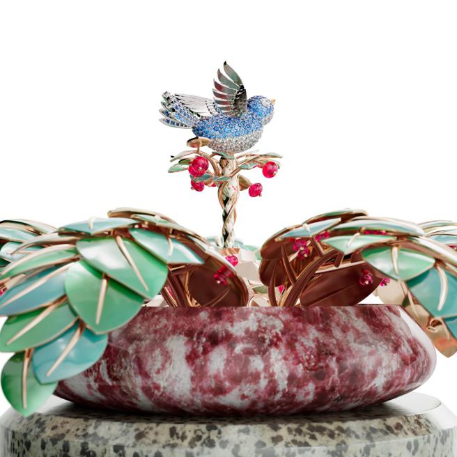 梵克雅寶非凡工藝臻品自動機械座鐘「Apparition des Baies」，當花朵綻放時，花中鳥兒會振翅飛舞。（Van Cleef & Arpels提供）
