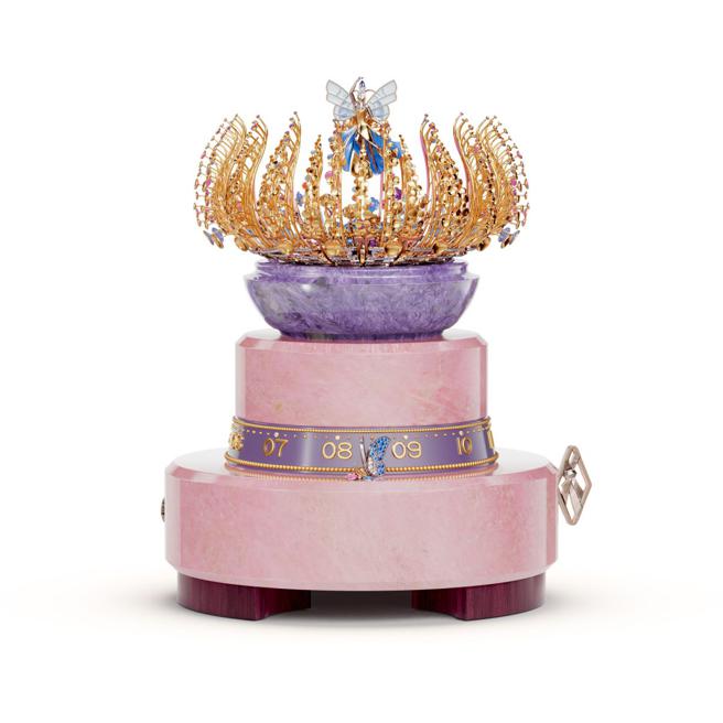 梵克雅寶非凡工藝臻品自動機械座鐘「Bouton d’Or」，花仙子在花叢飛舞，十分唯美。（Van Cleef & Arpels提供）