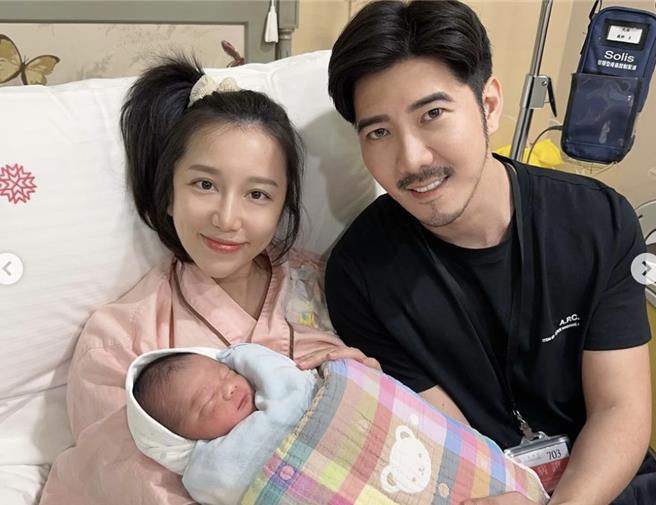 趙國翔（右）分享Apple順產的喜訊。（摘自IG）