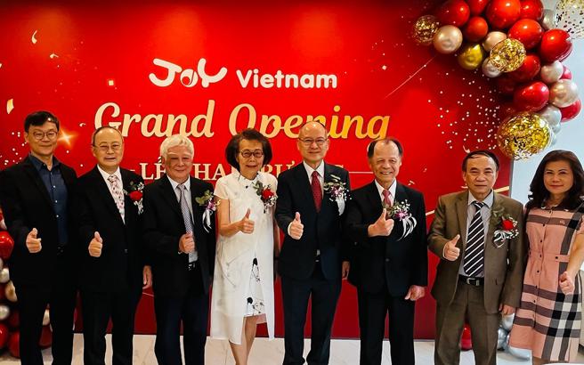 佳音英語插旗越南開幕式貴賓合照。圖/佳音英語提供