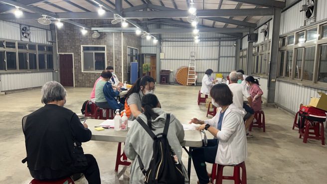 针对士林区溪山里11日下午陆续传出许多民眾上吐下泻，台北市长蒋万安11日表示，经自来水处检验当地水源大肠杆菌超标，目前正在厘清原因。北市府也于溪山里设立诊疗站（至善路3段258号旁），由联合医院阳明院区的医护团队进驻，让里民就近就医。（台北市政府提供／丁上程台北传真）