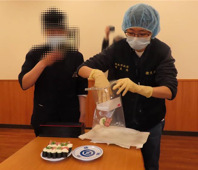 新北市卫生局11日接获通报后，立即派员前往藏寿司新店威秀裕隆店稽查。（新北市卫生局提供／陈慰慈新北传真）