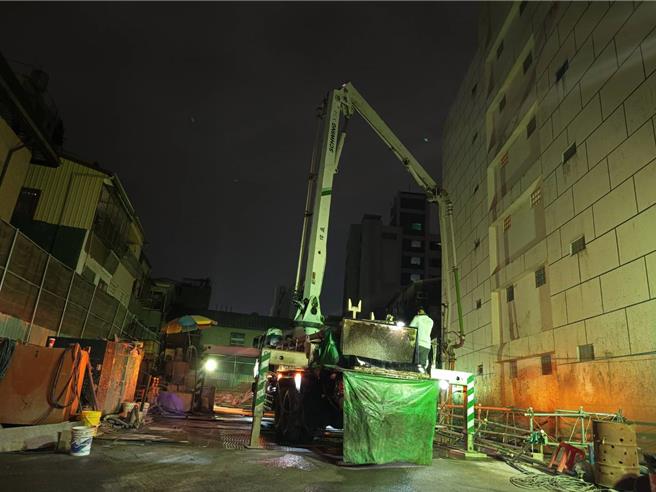 台南市北區北華街一處空地疑因建案掏空地基，隔壁11戶透天厝房屋皆出現傾斜，台南市工務局緊急勒令業者停工且進行混凝土灌漿穩固作業。（程炳璋攝）