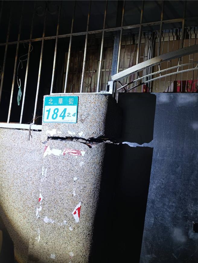 台南市北華街184之4號算是受波及最嚴重的住戶，門口柱子就出現嚴重龜裂。（程炳璋攝）
