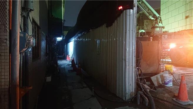 台南市北區北華街一巷之隔就是11戶透天民宅，皆因空地地基掏空，房屋傾斜。（程炳璋攝）