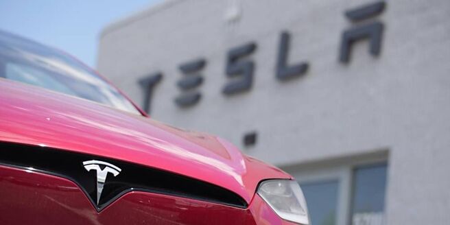 馬斯克透過社群平台X宣布，公司將於8月8日推出無人駕駛計程車Robotaxi，此言刺激特斯拉股價在盤後交易中上漲超過3%。（圖／美聯社）