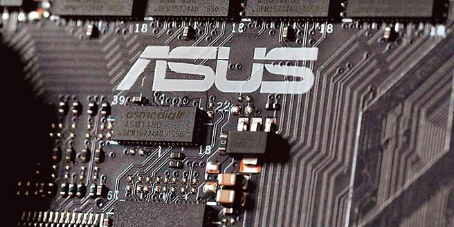 英特尔日前宣布，将在2025年前推出1亿台搭载英特尔处理器的AI PC，台厂因为有完整的供应链，将是主要受惠者。图／美联社