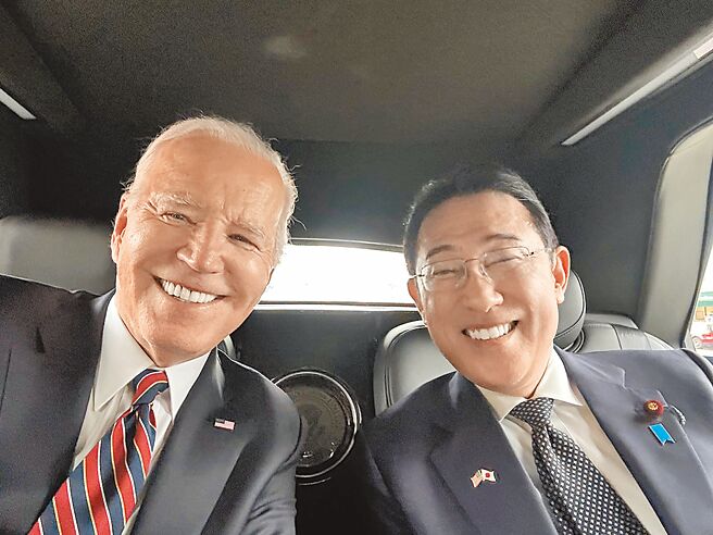 日本首相岸田文雄（右）访美，美国总统拜登（左）邀请岸田到白宫参加晚宴，两人在车上玩起自拍。（摘自美国总统拜登社群媒体X）