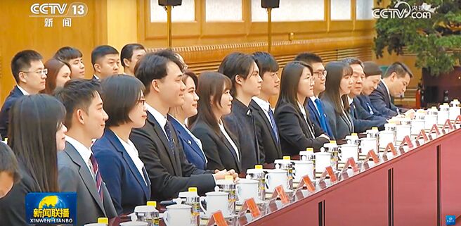 前总统马英九率领大九学堂的成员团访问大陆，10日在北京人民大会堂与大陆国家主席习近平会面。（摘自央视新闻联播）