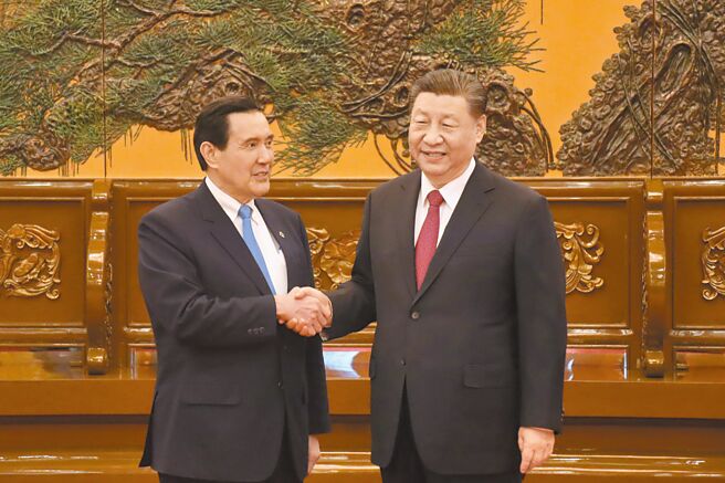前总统马英九10日下午在人民大会堂东大厅会见大陆国家主席习近平。（蓝孝威摄）
