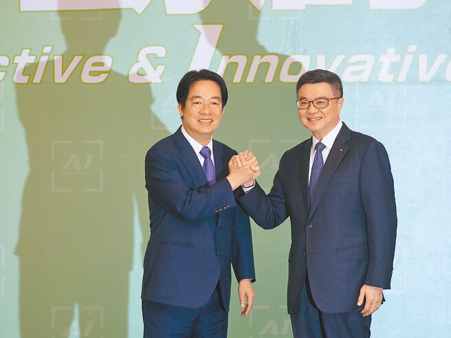 總統當選人賴清德（左）10日舉行記者會發布首波內閣名單，前民進黨主席卓榮泰（右）將擔任行政院長。（杜宜諳攝）