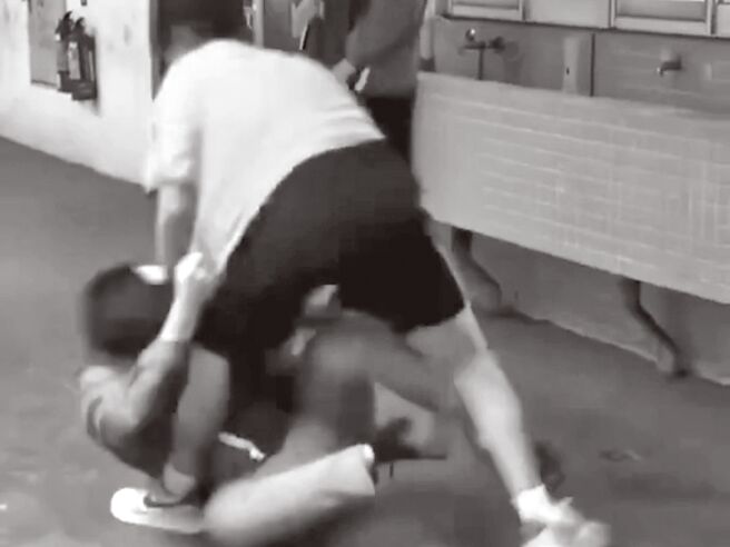 校園暴力事件去年成長6成，全國教師工會總聯合會建議政府修法，強制家長參加親職教育講習，同時支持有給薪的親職假。圖為2名學生在走廊扭打、互扯頭髮，其他同學見狀趕緊上前制止。（擷自「記者爆料網」）