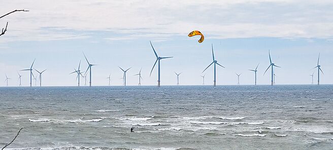 执政党设定离岸风电第3阶段，到2035年时要15GW，但目前已释出的3之1期，由于业者表达展延，几乎都难在2027年前完成，现在3之2期更被看坏。此为示意图。（本报资料照片）