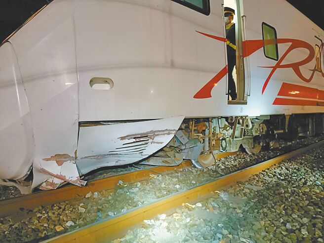 花蓮3日發生芮氏規模7.2強震後，迄今餘震不斷，山區也頻頻出現落石，台鐵公司445車次台東前往樹林的普悠瑪號，10日晚間9時10分行經花蓮和平站時，車頭疑遭落石砸中不慎出軌，所幸列車無翻覆，未釀傷亡。（民眾提供／羅亦晽花蓮傳真）