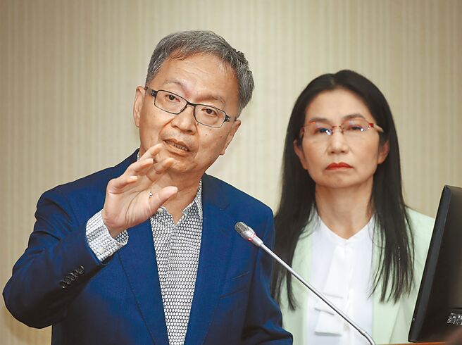 立委王育敏10日在立法院质询时质疑，现行卫福部对于「疑似食品中毒事件处理要点」，规范中毒人数要达到50人，才会介入调查或是勒令停业，请问50人怎么订的？卫福部薛瑞元（左）承诺，未来的食物中毒不是「处理几个人」， 而是针对严重的食物中毒事件，只要有发生死亡或进到加护病房ICU的，不管几人就停业，且应快速建立资料。图右为食药署长吴秀梅。（刘宗龙摄）