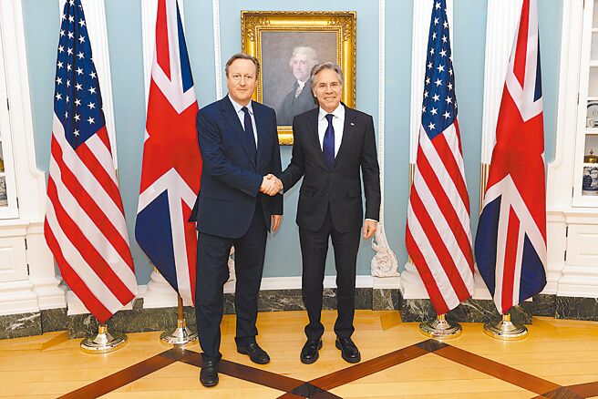 英国外相卡麦隆（左）访问美国，与美国国务卿布林肯（右）会晤，商讨美英双方将共同继续支持乌克兰并解决迦萨衝突，包括努力增加人道援助的提供。（摘自美国国务院官网）
