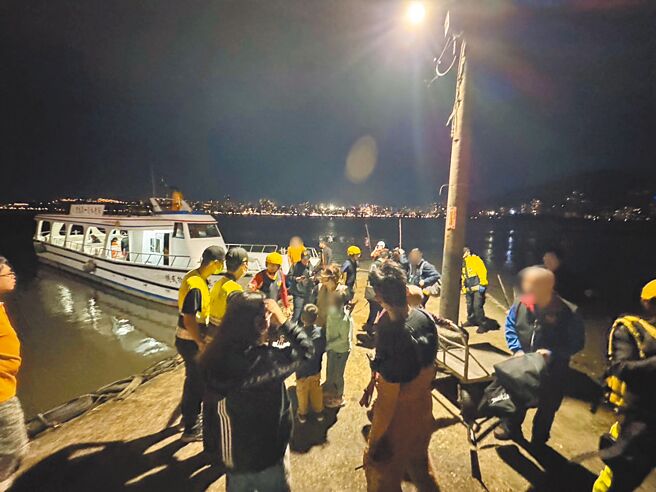 新北市蓝色公路交通船10日下午5时许发生搁浅意外，经5梯次救援，船上51名乘客被安全接驳上岸。（新北市消防局提供／吕健豪新北传真）