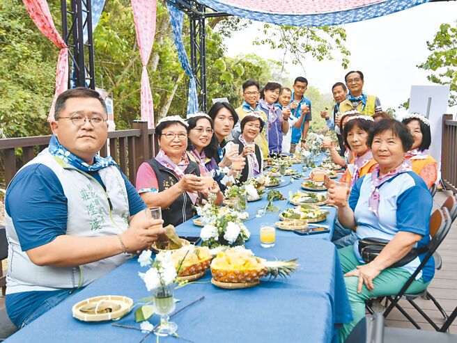 彰化縣桐花祭活動「桐聚道」，在桐花盛開時，與親朋好友一同在桐花樹下品嘗在地美味餐點。（彰化縣政府提供／孫英哲彰化傳真）