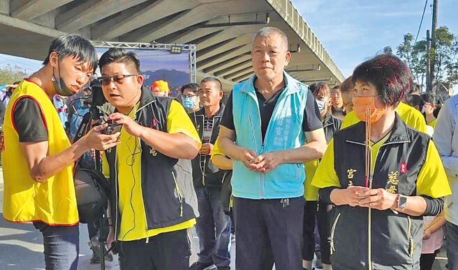 雲林縣麥寮鄉長補選將於13日投開票，無黨籍候選人許留賓（前右二）10日表示，朱立倫、韓國瑜、柯文哲3人都選過總統，輔選聲勢看似驚人，但鄉長選舉看的是平日經營，他有信心勝選。（許留賓提供／張朝欣雲林傳真）