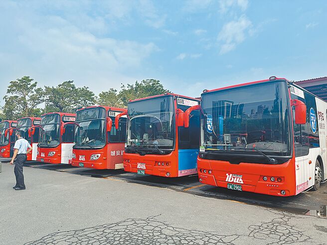 为迎接2050净零排放，高雄市有客运业者独占鳌头，抢先将26辆公车改为电动化，目前已进入第二阶段审查，并朝向全路线电动化迈进。（杨舒婷摄）