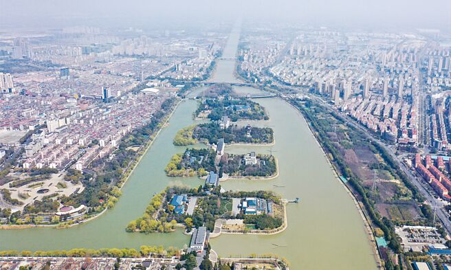 大陆南水北调东中线一期工程自2014年全面建成通水以来，截至3月18日，累计调水突破700亿立方公尺，相当于黄河近一年半的水量。（新华社）