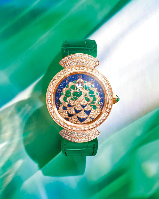 寶格麗Divas’ Dream PEACOCK孔雀細工鑲嵌跳時與逆跳腕錶。（BVLGARI提供）