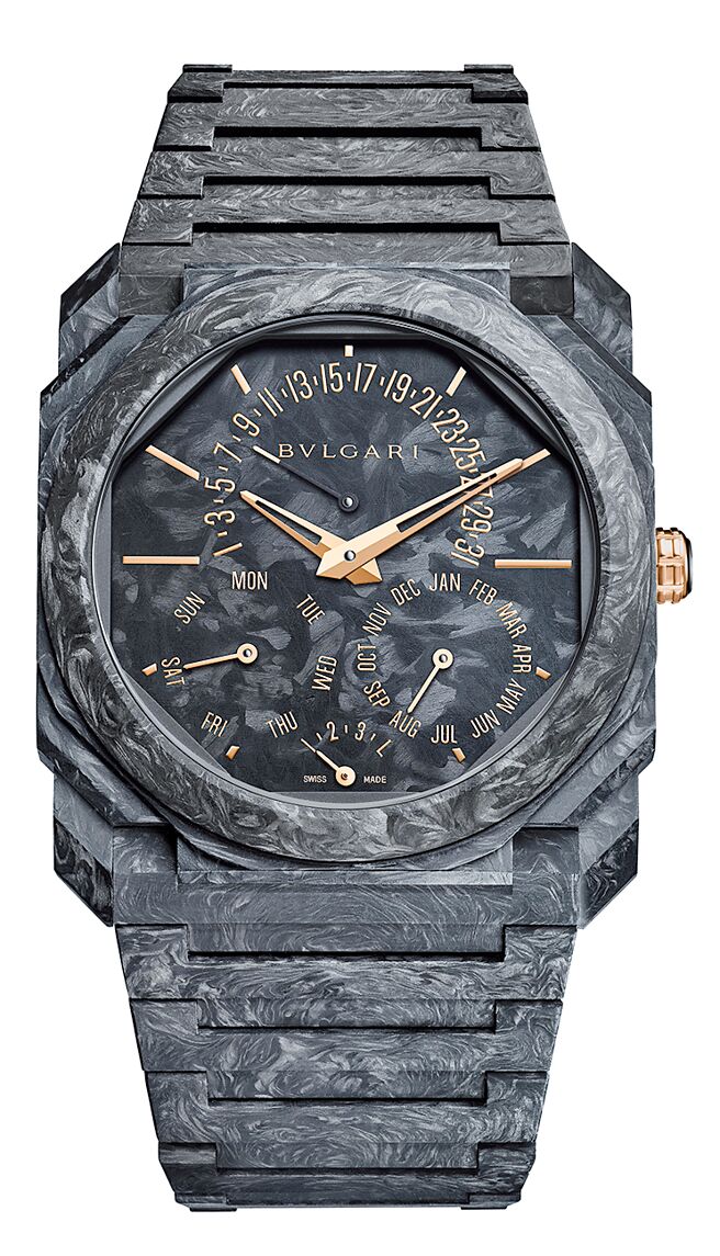 寶格麗OCTO FINISSIMO CARBONGOLD PERPETUAL CALENDAR超薄萬年曆碳金腕錶。（BVLGARI提供）