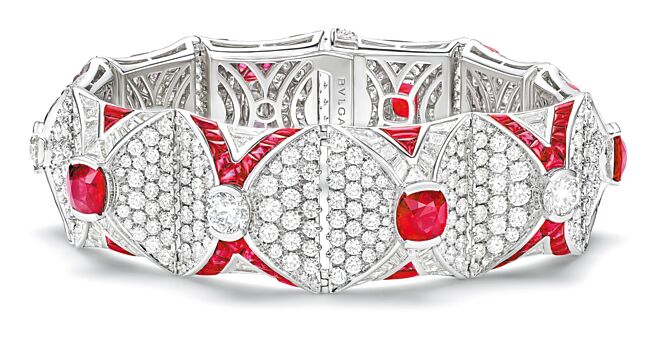 寶格麗Kilim Treasures Ruby頂級紅寶石與鑽石手環。（BVLGARI提供）