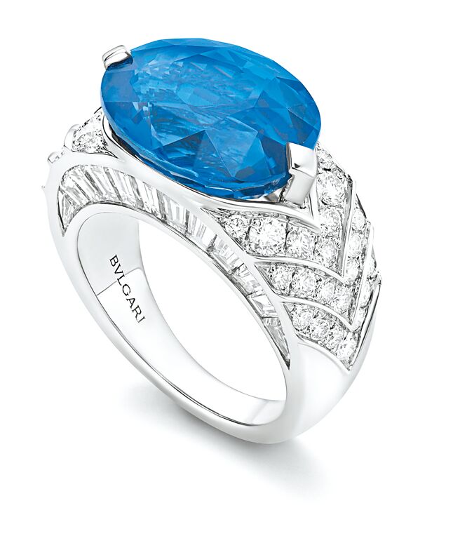 寶格麗Mediterranea系列Sapphire Wreath頂級藍寶石與鑽石戒指。（BVLGARI提供）