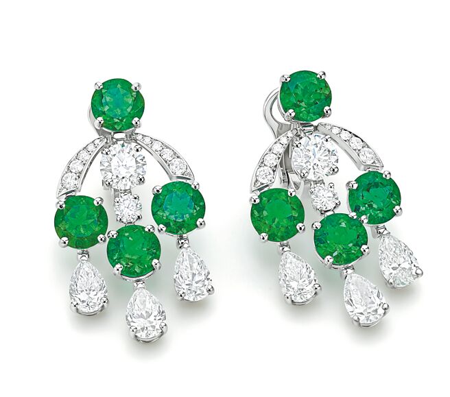寶格麗Emerald Vineyard頂級祖母綠與鑽石耳環。（BVLGARI提供）