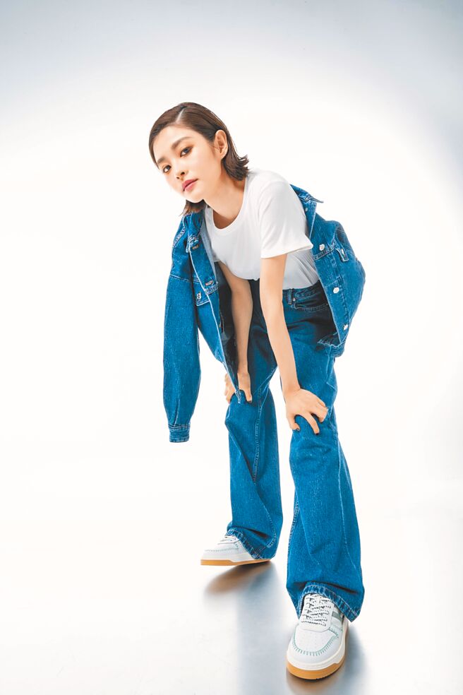 詹子萱因飾演熱門影集《愛愛內含光》而受到矚目。（石智中攝、服飾提供／服裝APC、鞋Hogan）