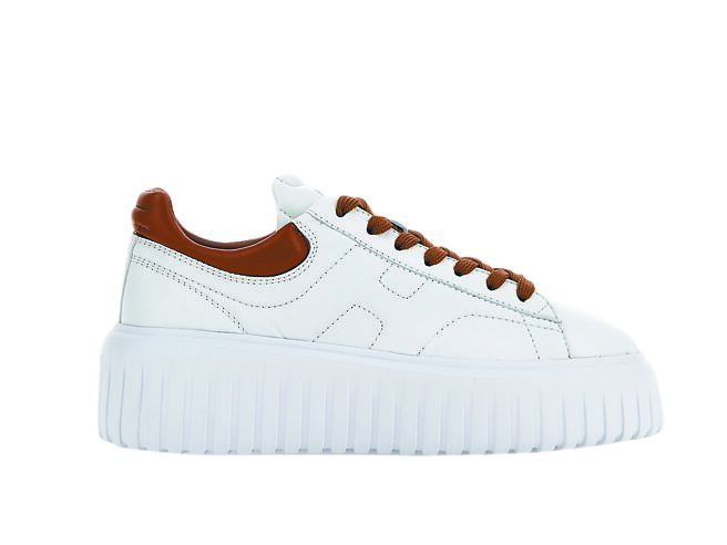 Hogan H-Stripes白色拼接焦糖棕小羊皮休閒鞋，1萬9500元。（Hogan提供）