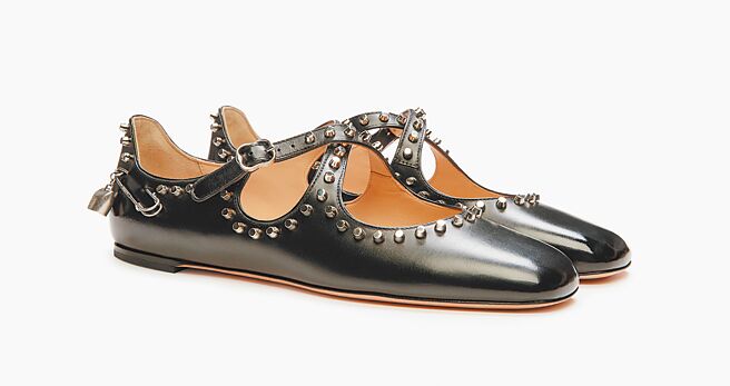 Bally Ballyrina鉚釘裝飾平底鞋，4萬800元 。（Bally提供）