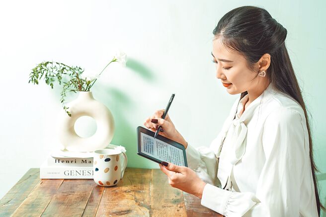 Kobo发表新款全新阅读器，图为7吋支援彩色显示的Kobo Libra Colour，7349元。（乐天Kobo提供）