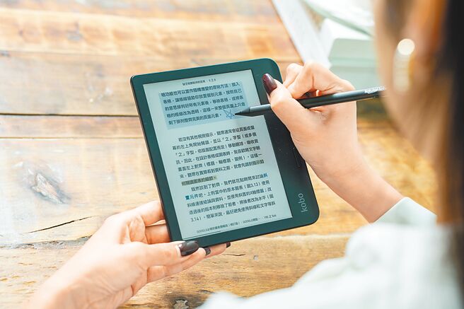 新款Kobo Libra Colour增加Kobo Stylus触控笔支援功能，可搭配不同顏色的画笔做画线、注记、笔记。（乐天Kobo提供）