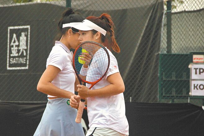 楊亞依（前）、謝淑薇（後）10日在2024金恩盃女網賽亞大區一級對韓國一戰搭配雙打，可惜3比6、4比6落敗，中華隊也以0比3遭韓國隊橫掃。（四維體育推廣教育基金會提供）